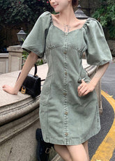 Vestido vaquero ajustado de corte medio con botones y parches en gris y verde
